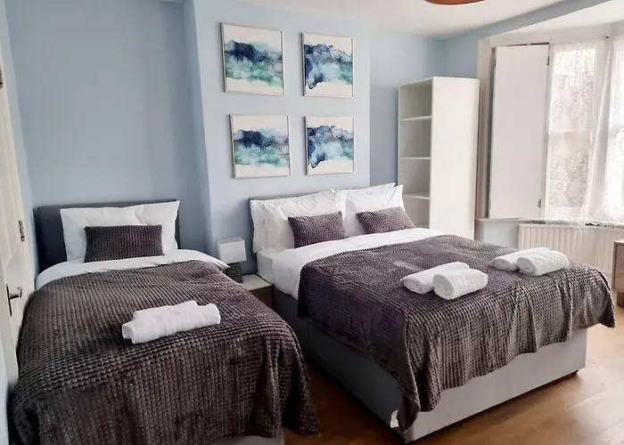 Spacious 2 Bedroom 3 Min Walk Mile End Station -Sleeps 5